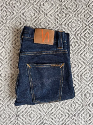 Nudie jeans - Nudie jeans - Modell: Grim Tim - Storlek: W28/L32(sitter som W27/L32) - skick: 9/10 - Nypris runt 2000kr  