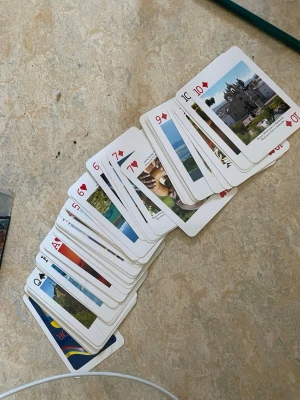 Spelkort med Ecuador-motiv - Kortlek med motiv från Ecuador på varje spelkort. Baksidan har texten 'Ecuador' och bilder av landets sevärdheter. Standardformat, rektangulära och gjorda i papper eller kartong. Perfekt för kortspel och som souvenir.