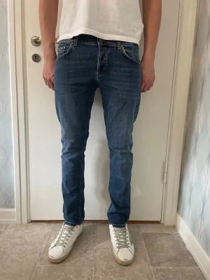 Dondup jeans - Säljer dessa riktigt feta dondup i modellen Mius som är slimfit, inga tecken på användning! Storlek 32! Modellen är 180cm!