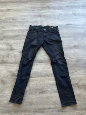 Replay Jeans - Säljer ett par svarta slim fit jeans från Replay. Materialet är mjukt och stretchigt för extra komfort. Perfekta för dig som gillar en clean och enkel look. Storlek 32/32. Priset går att diskutera.