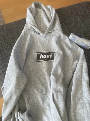 Hov1 - Säljer min hov1 hoodie. Denna går inte att köpa längre i e en gammal design. Den är inte jätte använd. Postar så snabbt jag kan❤️