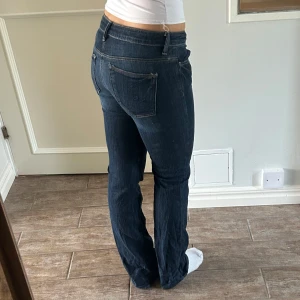 Mörkblå lowwaist jeans  - Jättefina mörkblå lowwaist jeans från Esprit, knappt använda, nypris 900kr