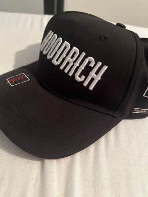 Svart keps från Hoodrich - tjena Cool svart keps från Hoodrich den är helt ny aldrig används fick den som present men den ligger där i garderoben och passar ej min stil, hör av er vid frågor!!