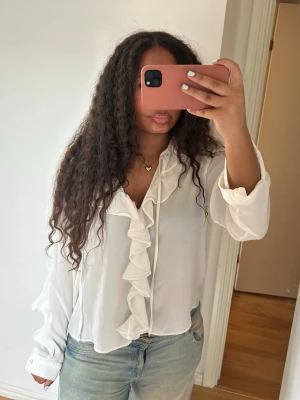 Somrig Vit volangblus - Superfin blus med volanger på ärmarna och mitten med band🩷