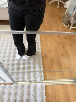 Svarta bootcut jeans med fickdetalj - Säljer ett par svarta bootcut jeans från true religion då jag inte använder de💕 Storlek 25 vilket motsvarar ungefär xs eller s