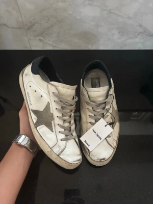 Golden goose superstar - Ett par riktigt schyssta golden goose, jag har äkthets bevis och kvitto från den tidigare ägaren.  Dessa passar extremt bra nu till sommaren. Storlek:42 Skriv vid funderingar😁