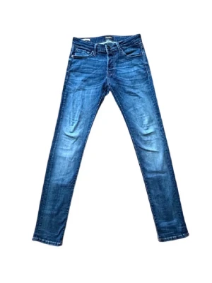 Blå jeans från Jack & Jones - Säljer ett par blå jeans från Jack & Jones i storlek W29 L34. De är i bra sick och har bara ett litet håll som syns på bild 4. Det är bar att höra av sig vid minsta fundering🙌