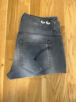 Dondup George jeans.  - Tja, säljer dessa super eftertraktade dondup George som är jätte svåra att få tag på… de är i mycket fint skick, midja 39cm längd 86,5 cm. är då lite upsydda i längden🙂Nypris 4000kr. Hör av er vid fler frågor 🤝