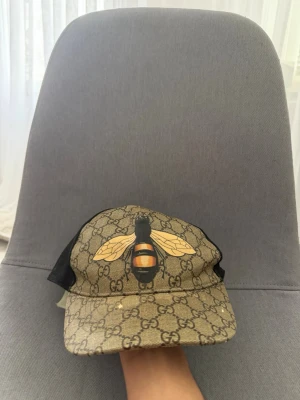 Gucci keps  bi  - Gucci keps bi okej skick, äkta