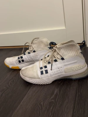 Underarmour X Chicago Bulls Skor - Underarmour X Chicago Bulls skor. Storlek 43, kan fraktas, Hör av er vid frågor eller funderingar 