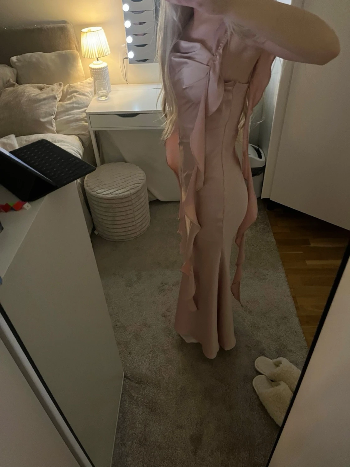 Ljus rosa siden klänning med flowiga volanger💕 - 1