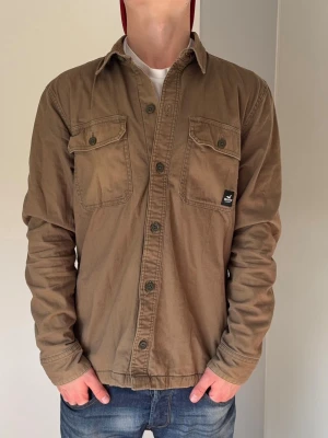 Hollister Overshirt - Hollister Overshirt | färg: khaki grön - dock lite små missfärgade fläckar | nypris: 950kr