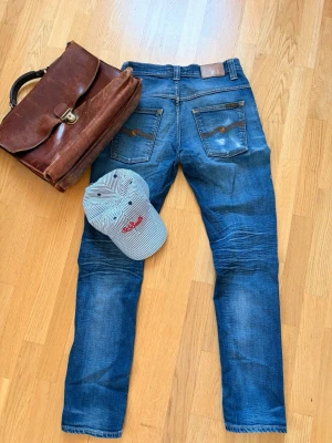 Archive Nudie jeans - Säljer nu ett par asfeta archive Nudie jeans till mycket bra pris✅ Super najs jeans perfekta till sommaren🤗 Var inte rädd för att ställa fler frågor❤️