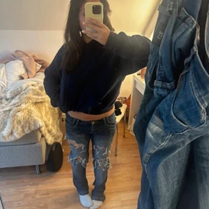 Blå slitna jeans med hål - lågmidjade med slits