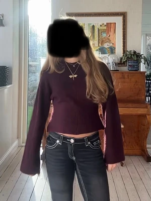 Mörkröd croppad stickad tröja - En fin mörkröd tröja som är kroppad och sedan går utåt. Ganska långa armar som är bredare nertill. Från Gina tricot 14+ i storlek xs❣️