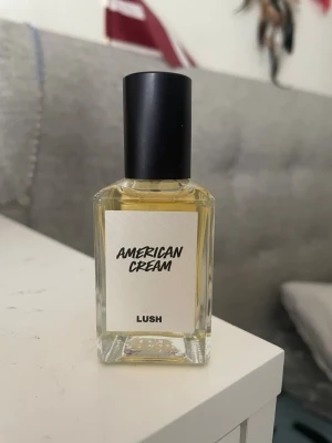 American cream parfym lush - Parfym från LUSH, sprayat få gånger (se bilderna). Säljer pga vårrensning. Så här beskriver LUSH parfymen på sin hemsida: Slut ögonen, känn doften och föreställ dig att det är en strålande sommardag fylld med saftiga jordgubbar och söta stunder. Varmt vanilj-absolut och bensoeharts ligger bakom den här krämiga, mjuka sirapsdoften, som varken du eller personerna runt dig kommer kunna få nog av.