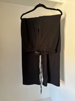 low waist texturerade byxor  - Raka ben och låg midja, sällan använda så som nya, hittar inga skavanker.