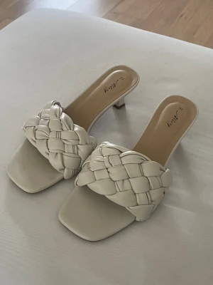 Krämvita klackar - Säljer dessa kräm vita klackarna i storlek 39!  Super fina nu till sommaren!