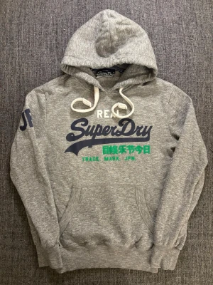 Superdry hoodie ~ sällsynt  - Sjukt eftertraktad Superdry hoodie grå – storlek M | Sällsynt modell | Fint skick | Klassisk färg | Svår att få tag på | Säljs snabbt | Skickas inom 24h 📦 | Snabb affär = bättre pris ✌️