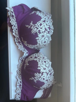 Lila spets-bh med vit brodyr -  bh från Intimissimi size 75 A Den här bh utan Push up