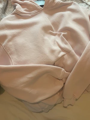 Ljusrosa hoodie med huva - Jag säljer en mysig ljusrosa hoodie 💗💗 