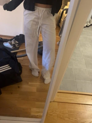 Vita linnebyxor med dragsko - Säljer ett par vita linnebyxor från Gina Tricot i storlek XS