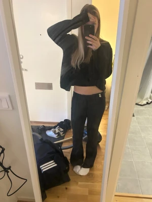 Svarta jeans - Svarta jeans från Gina Tricot 14+. De är storlek S men har sytt de kortare så de passar mig som är 164!