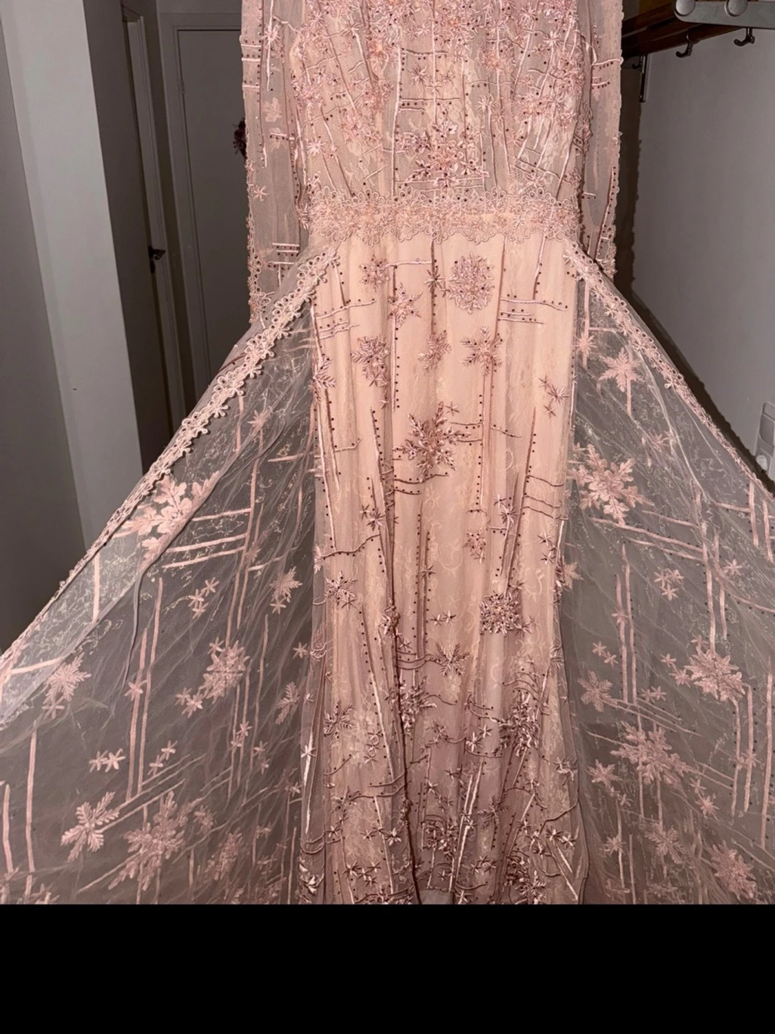 Ljusrosa långklänning med spetsdetaljer - 3