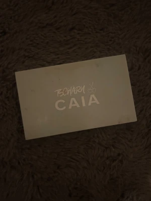 Tchârü ögonskuggspalett från CAIA - Säljer en Tchârü ögonskuggspalett från CAIA. Paletten har en stilren, beige förpackning med logga på locket. Perfekt för dig som vill ha en snygg och trendig palett i sminkväskan.