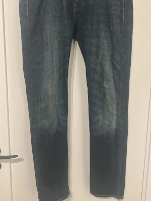 Mörkblå raka jeans Levis  - Levis 502. W30 L32.