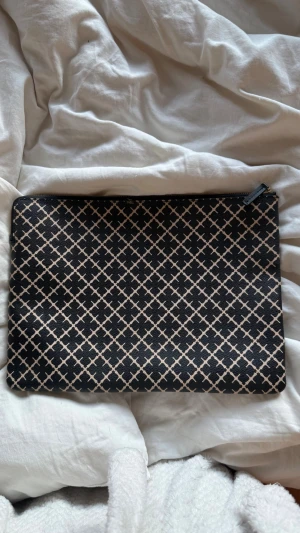 by malene birger datorfodral  - jätte fin marlene birger datorfodral i bra skick 💓