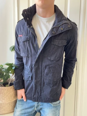 Superdry fieldjacket  - Superdry fieldjacket - tunt fodrad. Inga defekter! Modellen i bilderna är 180 cm 75 kg och bär Storlek S , Kom med frågor! 🌟 (Kan gå ned i pris vid köp av paket  😉) 