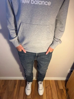 New balance 550 Brun - Säljer ett par bruna New Balance 550 i storlek 42,5. Skorna är i fint skick och har en stilren färg som passar till det mesta – både till vardags och lite mer uppklätt. Väldigt bekväma och populär modell som funkar året runt.  Använda men väl omhändertagna, inga större defekter. Perfekta om du vill ha ett par snygga sneakers utan att betala nypris. NYPRIS 1300. UTAN BOX  Hör av dig vid frågor eller om du vill ha fler bilder!