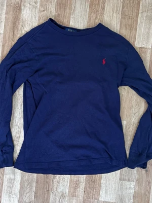 Ralph lauren tröja - Säljer denna tröjan från Ralph lauren. Storlek 10-12 som man se på bilden. Den passar mig ish fortfarande bara lite kortare då. och jag är 170cm. Skriv om ni är intresserade 