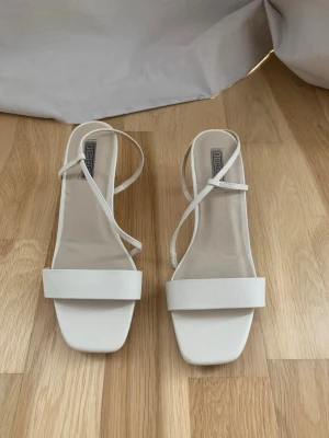 Beiga/ljusa klackskor med 5 cm klack från NLY Shoes - Säljer dessa klackskor från Nly shoes . Klacken är ca 5 cm! Har tecken på användning se bilder men är ändå i bra skick. Storlek 35 och de är beiga/ljusa