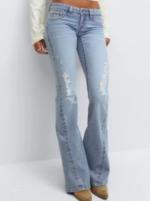 Blå jeans med broderad bakficka - Säljer ett par jättefina ljusblå jeans från Gina Tricot med hål och slitningar. Jeansen har fina rosa detaljer på fickorna och är i storlek S Med inslängd 78 cm och midjemått rakt över 37 cm. Säljer då det är för korta. Använda max fem gånger.