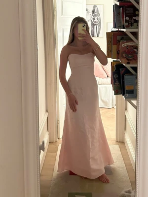 Ljusrosa balklänning - Säljer en jättefin ljusrosa balklänning💕 Bandeau topp och dragkedja där bak. Helt oanvänd💕Säljer då jag valde en annan balklänning💕Orginalpris: 3000 kr. Säljer för 900. Pris kan diskuteras 