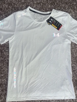 Under Armour Reflective Tshirt  - Helt ny & Oanvänd ✔️, kommer med tags 🏷, Storlek M ✔️, Reflective ✔️, Skickas inom 1 dag 🚀, kontakta gärna för mer info ☺️