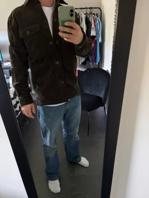 Manchester Overshirt  - Säljer nu min Brothers Manchester Overshirt  Använd en gång och säljer den då den är för liten, sjukt bekväm overshirt och passar perfekt nu till somriga kvällar. Skicket är 10/10 Nypris ligger på cirka 1000kr och mitt pris är 500kr