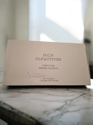 N.C.P. Olfactives Discover Seven Facets - Upptäck ett exklusivt parfymset från N.C.P. Olfactives med sju olika dofter i eleganta glasflaskor. Setet kommer i en stilren beige ask och varje flaska rymmer 2 ml Eau de Parfum. Perfekt för dig som vill testa flera unika doftnoter.
