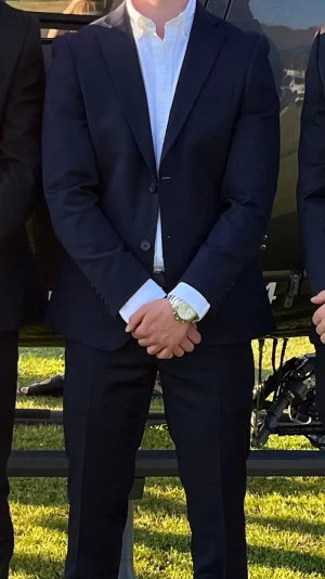 Mörkblå kostym Dressmann Slim Fit - Snygg mörkblå kostym från Dressmann i modellen Slim Fit. Klassisk kavaj med två knappar och matchande byxor. Använd 1 gång så den är i nyskick.  Storlek 48 short på kavaj och 32/32 på tillhörande byxor.