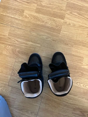 Svarta höga sneakers med kardborre - Säljer pga dålig användning, box medföljer ej kom med rimliga bud💕💕