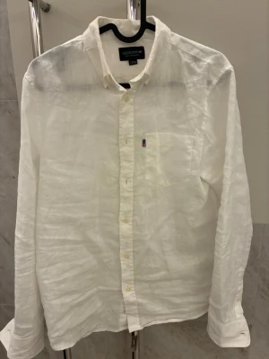 Vit linneskjorta från Lexington - Snygg linne skjorta från Lexington. Skjortan är in princip oanvänd och har inga defekter. Tröjan är dock tyvär i liten storlek och skulle säga att den passar 160-170. Pris kan diskuteras!
