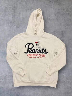 Vintage hoodie från HM - Skön hoodie med tryck från Hm, bra skick inga anmärkningar. Storlek L passar 180  😊