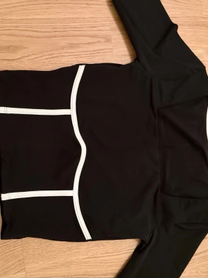 Träningströja - En träningströja som har aldrig används! Storlek Xxs-S skulle gissa på. De är konståkningströja eller topp för isen som har mjuk material fast fungerar bra som en vanlig tröja.