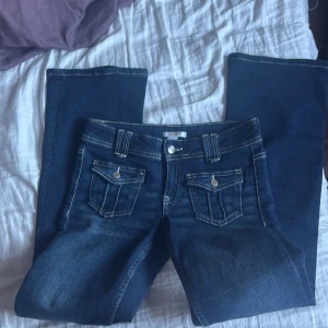 Mörkblåa jeans  lowaist - Mörkblåa jeans lowaist bra skick