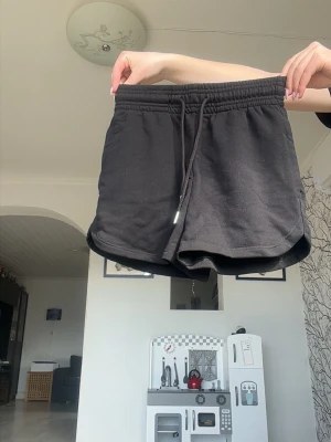 Svarta shorts med snörning - Svarta shorts i mjuk bomull och snörning framtill. Två fickor framtill och perfekta för chill dagar eller träning☀️Kolla in min profil för fler fina och trendiga plagg!