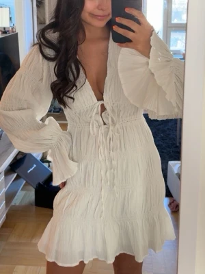 Nakd vit klänning-Moa Matsson - Jättesnygg klänning perfekt till både student och sommaren!☀️ Säljer då den var för liten vid bysten:(