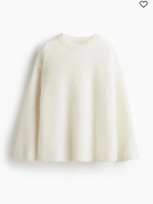 Stickad mohair tröja  - Säljer en vit stickad mohair tröja från H&M. Säljer då den inte kommer till användning. Tryck gärna på köp nu!💛