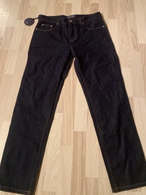 JACOB COHËN jeans - Snygga mörkblå jeans från Jacob cohën i klassisk rak modell. Jeansen har fem fickor, kontrastsömmar och är tillverkade i kraftigt denimtyg. Passar perfekt till en avslappnad och stilren look. De är i size w 34 och är 103 cm långa